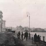Realizzato tra il 1926 e il 1932 per volere di Araldo Di Crollalanza, podest� di Bari e ministro ai Lavori Pubblici, costeggia sette quartieri cambiando nome a seconda del tratto che percorre